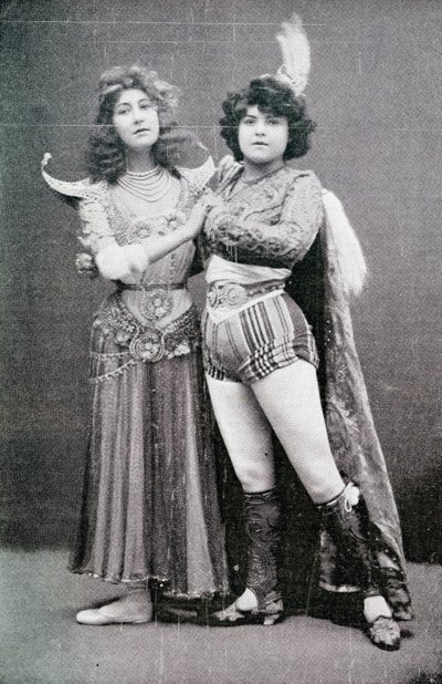 Liane de Pougy als indische Göttin "La Yakcha" im Palace Theatre, London mit ihrer Begleiterin Lallie Pernod, 1901 von Unbekannt Unbekannt